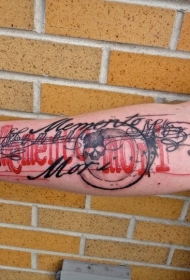 手臂彩色骷髅与夸张的花体字母纹身图案