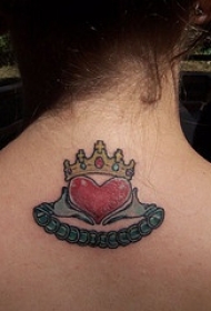 背部彩色克拉达戒指象征纹身图案