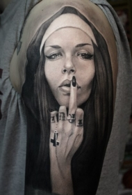 肩部现实主义风性感护士纹身图案