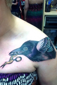 肩部简单的卡通彩色乌鸦剪刀纹身图案