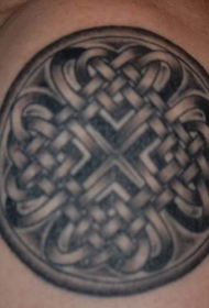 肩部灰色爱尔兰结花纹纹身图案