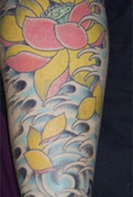 腿部彩色杂色花朵纹身图案