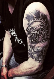 令人印象深刻的黑白战士头盔大臂纹身图案