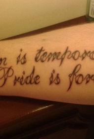 手臂两排英文字母纹身图案