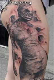 大腿非常逼真的怪物护士纹身图案