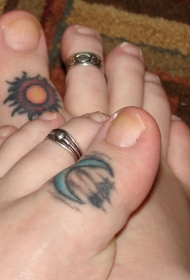 脚趾彩色小太阳和月亮符号纹身图案