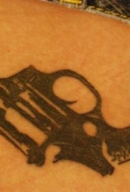 男性腰部黑色手枪纹身图案