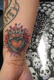 手腕心形皇冠纹身图案