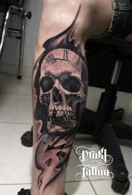 小腿壮观的黑灰和时钟纹身图案