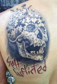 背部黑色拼图式骷髅和字母纹身图案