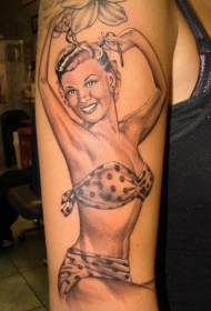 肩部逼真的泳装女孩纹身图案