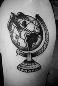 男生手臂上黑色点刺技巧几何元素地球仪纹身图片