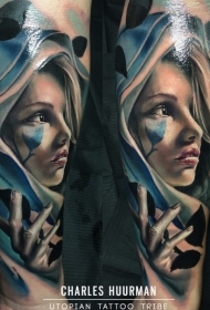 手臂彩色逼真的妇女肖像纹身图案