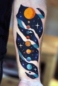 手臂彩色行星星空游行纹身图案