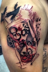 大臂戏剧性的五彩沙漏和鸟类纹身图案