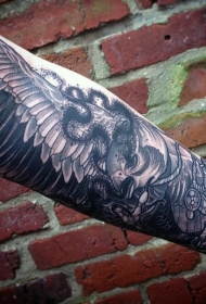 小臂印度风格黑白鹰纹身图案