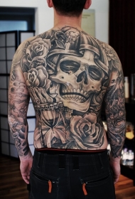 背部黑灰大骷髅和玫瑰纹身图案