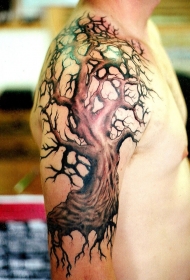 肩部美丽的彩色树纹身图案