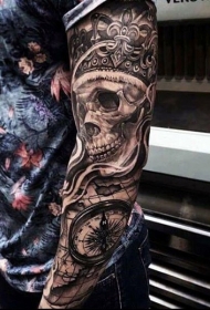 手臂黑棕色头骨与指南针纹身图案
