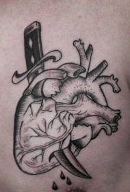 胸部雕刻风格黑色匕首心脏纹身图案