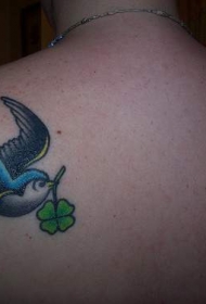 燕子与四叶草纹身图案