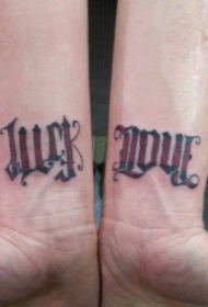 手腕彩色英文字母花体纹身图片