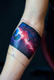 手臂彩色的精美太空纹身图案