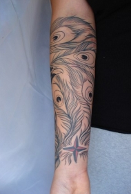 女性手臂线条孔雀羽毛纹身图案