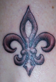 肩部棕色普通的鸢尾符号纹身图案