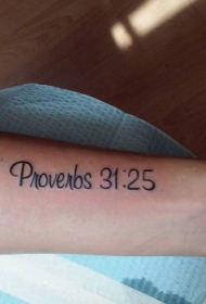 手臂黑色线条英文箴言与数字纹身图案