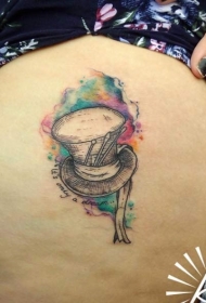 小小的黑色幻想帽子与彩绘泼墨纹身图案