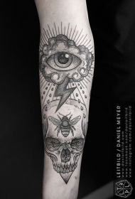 手臂不寻常的神秘眼睛和骷髅蜜蜂纹身图案