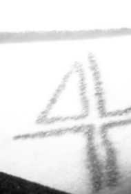 男性手臂灰色数字纹身图案