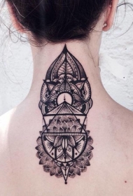 印度教风格背部经典黑色点刺梵花纹身图案