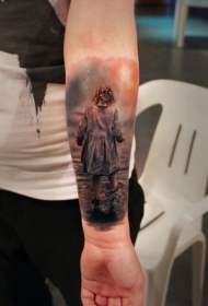手臂逼真的彩色小女孩纹身图案