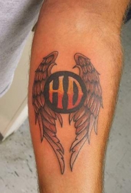 手臂彩色翅膀和字母纹身图案