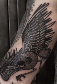 详细黑色的鸟手臂纹身图案