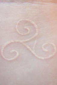 手腕漂亮的白色图腾纹身图案