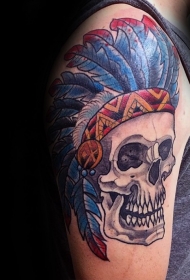 大臂典型的老派风格彩色印度头骨与羽毛纹身图案