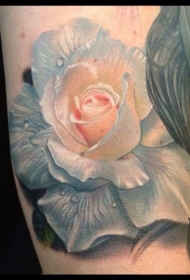 手臂美丽的彩绘玫瑰与水滴纹身图案