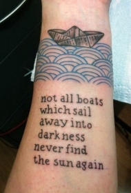 手臂蓝色浪花与纸船字母纹身图案
