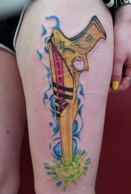 大腿亚洲卡通风格金手枪纹身图案