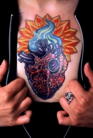彩色心脏胸部纹身图案