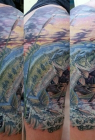 肩部彩色令人惊叹的逼真大钩鱼纹身