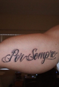 男性手臂英文字母纹身图片