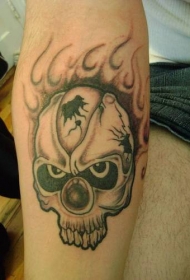 黑色破裂骷髅纹身图案