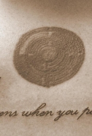 背部有趣的字母圆形纹身图案