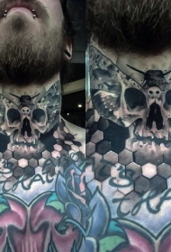 有趣的黑色骷髅与蝴蝶翅膀颈部纹身图案