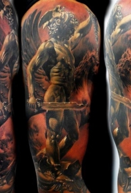 大臂古代天使雕像和美杜莎头和马纹身图案