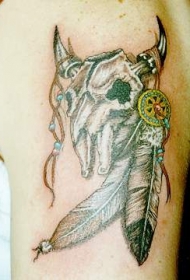 公牛颅骨和羽毛装饰纹身图案